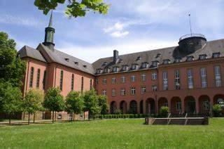 Rotes Haus vor schöner Landschaft